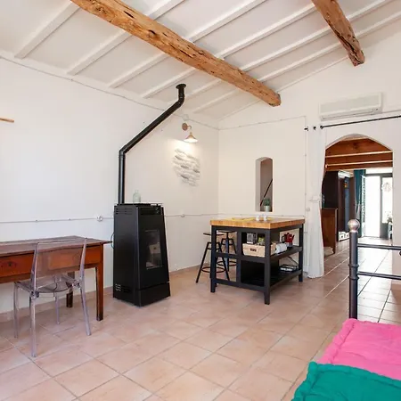 Апартаменти Genius Loci Cozy House With Garden In The Old Town Ольбія